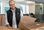 Sehr wichtig: Die Bewertung des fertigen Furniers. Foto: Roser AG