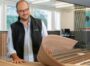 Sehr wichtig: Die Bewertung des fertigen Furniers. Foto: Roser AG
