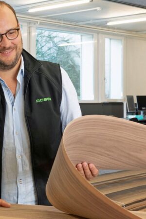 Sehr wichtig: Die Bewertung des fertigen Furniers. Foto: Roser AG