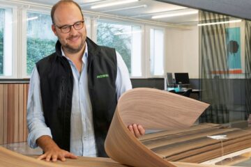 Sehr wichtig: Die Bewertung des fertigen Furniers. Foto: Roser AG