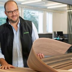 Sehr wichtig: Die Bewertung des fertigen Furniers. Foto: Roser AG