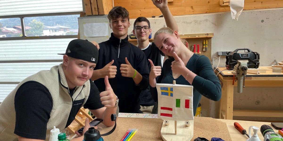 In der Werkstätte haben die Erasmus+-Teilnehmer und die Schüler des Holztechnikums Kuchl fleißig gearbeitet und Schifferlprototypen für den Tag des Wassers hergestellt. (c) Holztechnikum Kuchl/Brenner, Schuster In der Werkstätte haben die Erasmus+-Teilnehmer und die Schüler des Holztechnikums Kuchl fleißig gearbeitet und Schifferlprototypen für den Tag des Wassers hergestellt. (c) Holztechnikum Kuchl/Brenner, Schuster