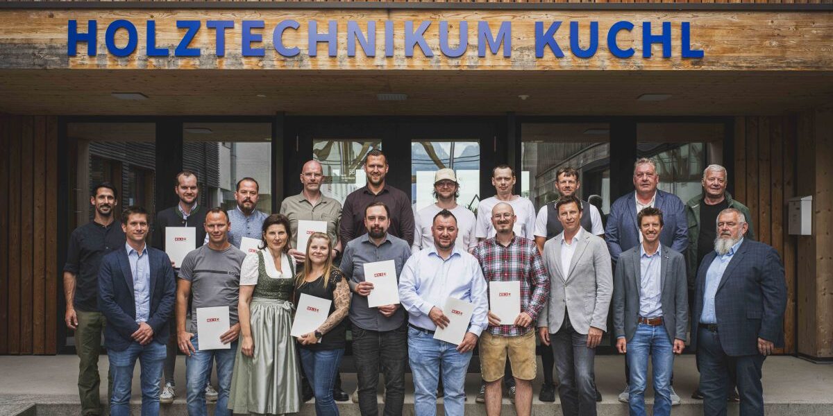 Die Absolventen des Lehrganges LAP-Professional mit ihren Prüferinnen und Prüfern (Foto (c) Christoph Kobald)