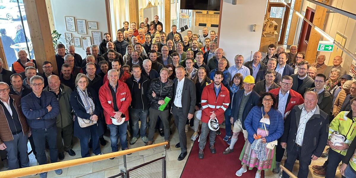 Das Absolvententreffen2025 führte die Teilnehmer nach Leoben zu Mayr-Melnhof Holz (Foto: Mayr-Melnhof Holz, Leitner) Das Absolvententreffen2025 führte die Teilnehmer nach Leoben zu Mayr-Melnhof Holz (Foto: Mayr-Melnhof Holz, Leitner)