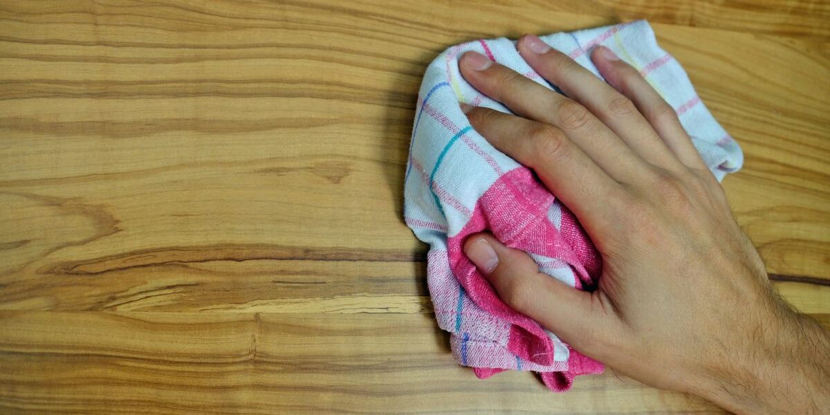 Mit der richtigen Pflege bleibt Furnier dauerhaft schön. Foto: IFN Mit der richtigen Pflege bleibt Furnier dauerhaft schön. Foto: IFN