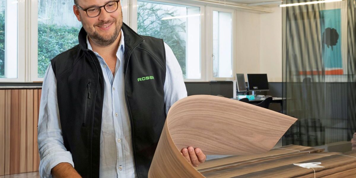 Sehr wichtig: Die Bewertung des fertigen Furniers. Foto: Roser AG