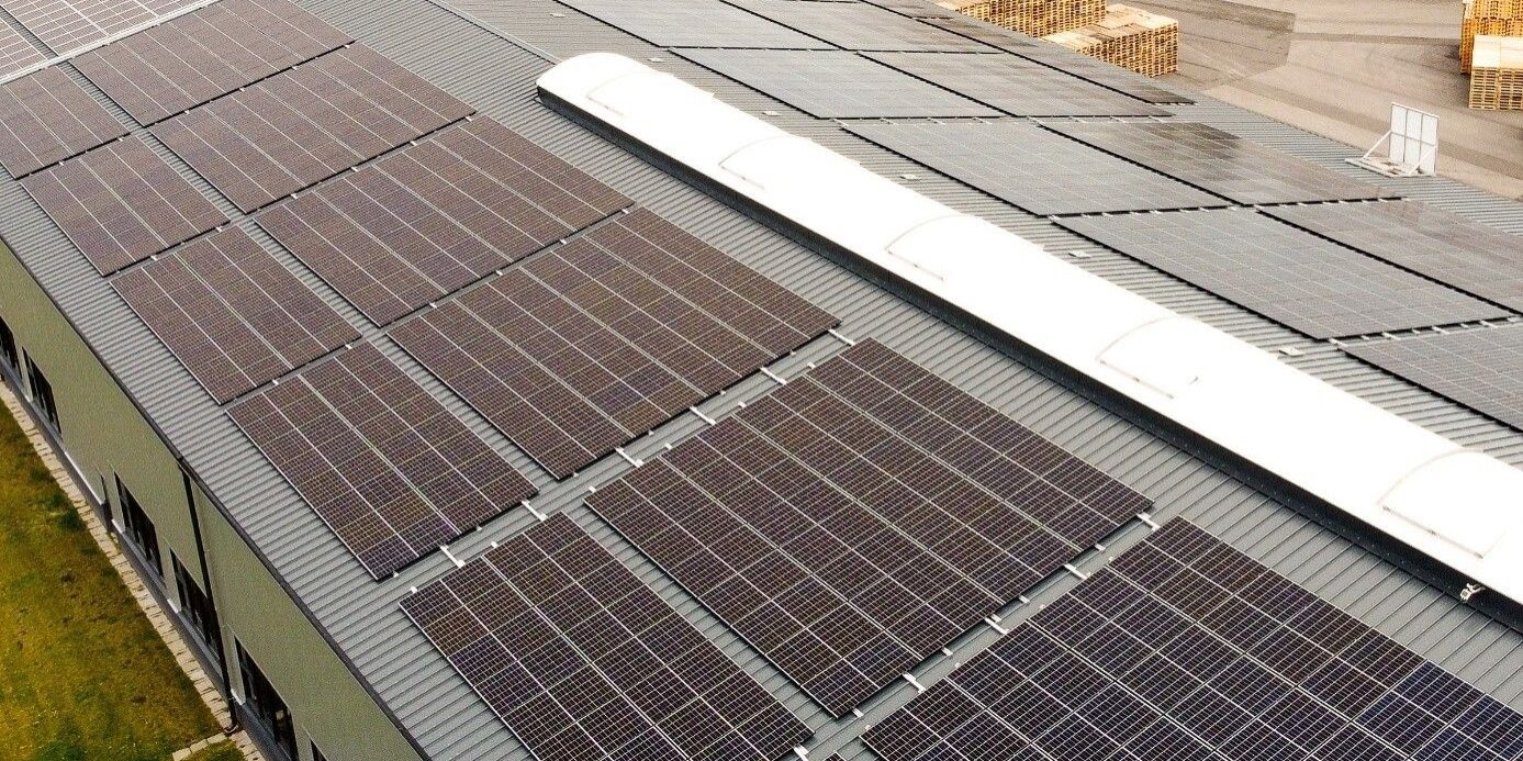 Unser Engagement für den Umweltschutz geht über die Herstellung hinaus: Von der Nutzung energieeffizienter Technologien bis hin zur Investition in nachhaltige Energieformen wie Photovoltaik ist die Reduktion unseres ökologischen Fußabdrucks ein zentrales Ziel. (c) Winter Unser Engagement für den Umweltschutz geht über die Herstellung hinaus: Von der Nutzung energieeffizienter Technologien bis hin zur Investition in nachhaltige Energieformen wie Photovoltaik ist die Reduktion unseres ökologischen Fußabdrucks ein zentrales Ziel. (c) Winter