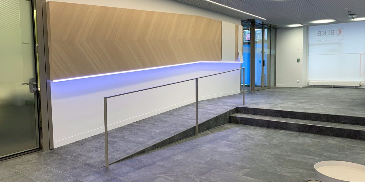 Die verwendeten Furnier-Decks repräsentieren auf schöne und nachhaltige Art das Corporate Design der BLKB im schweizerischen Aesch. Foto: Roser AG